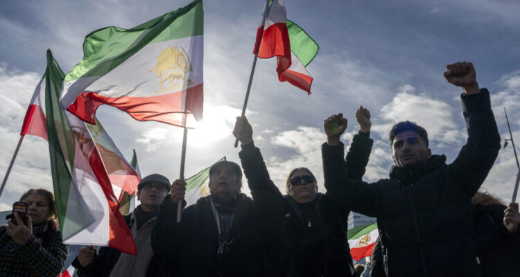 Más de 300 muertos deja la represión en protestas antigubernamentales de Irán