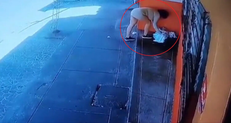Cámara de seguridad graba a mujer abandonando a su bebé recién nacido en El Salvador