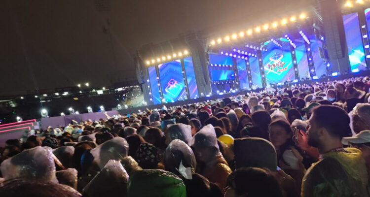 Music bank bajo lluvia