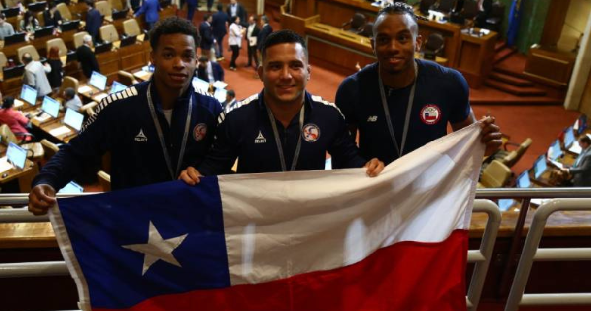 Se les entregó la nacionalidad por gracia debido a sus aportes al deporte nacional.