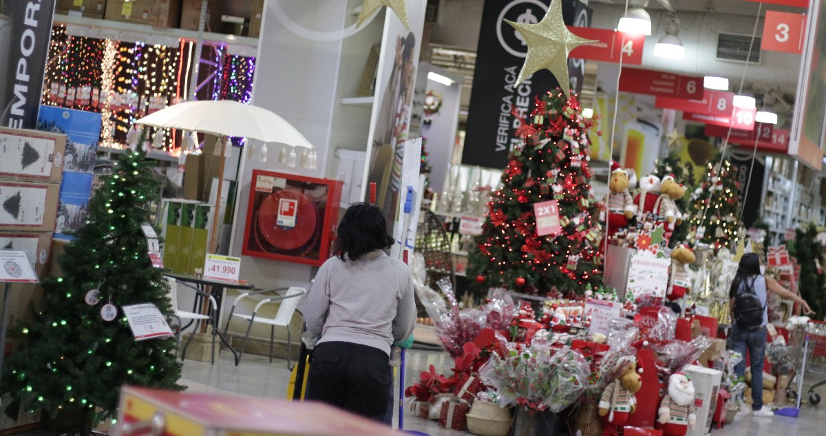 Estudio de CNC revela que 44% de chilenos comprará menos regalos en Navidad por impacto de inflación