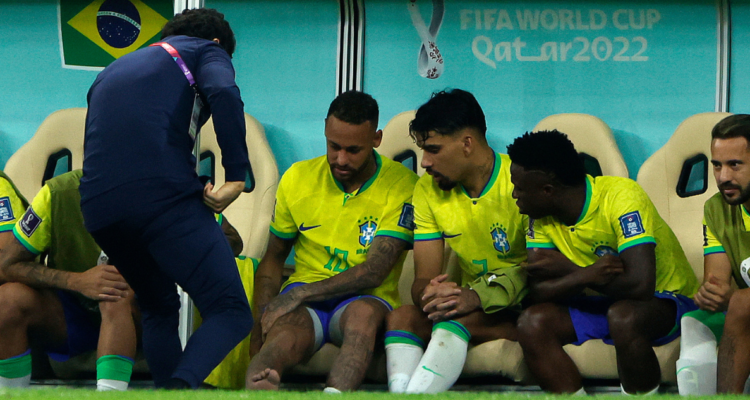 Neymar abandonó el terreno de juego 10′ minutos antes del final por una posible lesión.