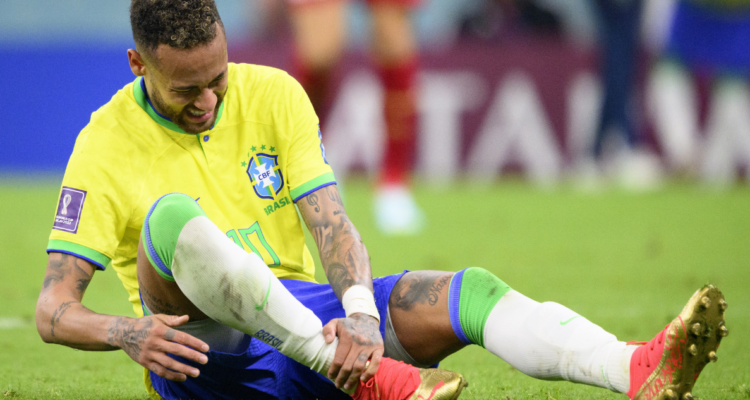 Neymar sufre con su lesión en su tobillo.
