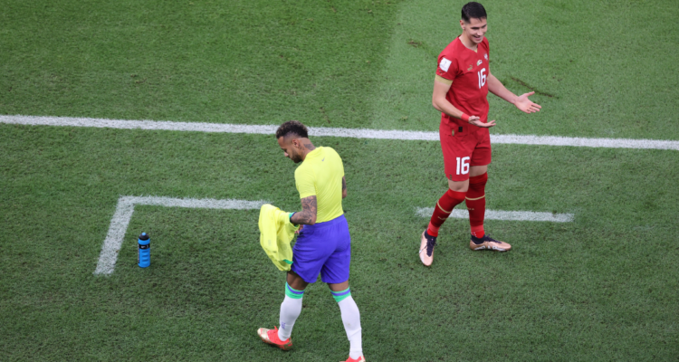Neymar quedó sin camiseta en un forcejeo contra un defensor de Serbia.