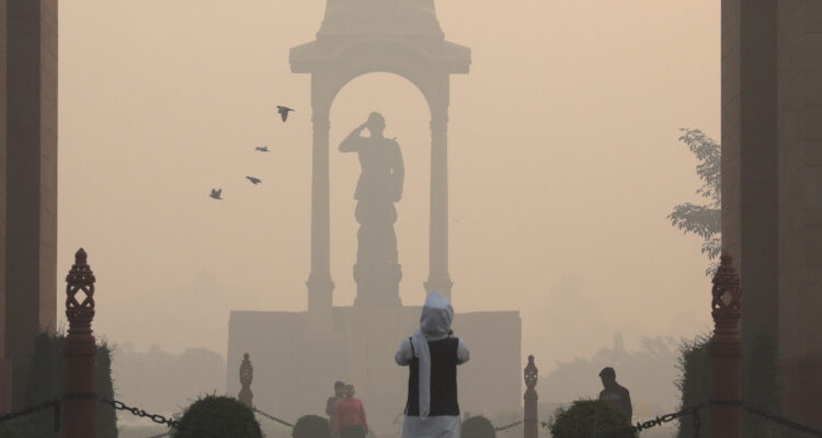 Peligrosa niebla tóxica envuelve capital de la India: puede penetrar el sistema sanguíneo