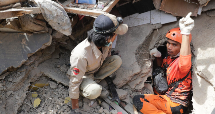 Hallan a niño de 6 años perdido tras terremoto en Indonesia estaba junto al cuerpo de su abuela