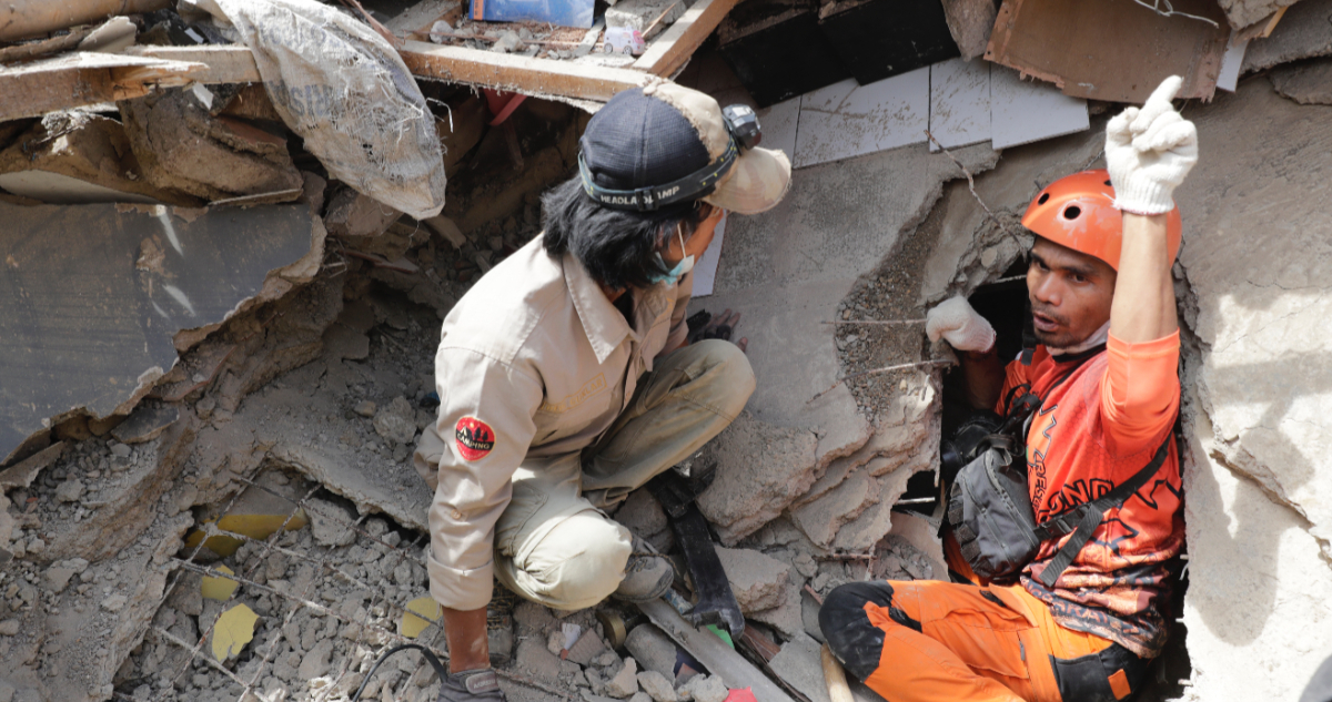Hallan a niño de 6 años perdido tras terremoto en Indonesia estaba junto al cuerpo de su abuela