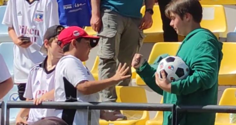 Ca chi pún: niños dan clase de cómo resolver disputa por pelota del partido entre Colo Colo y Betis