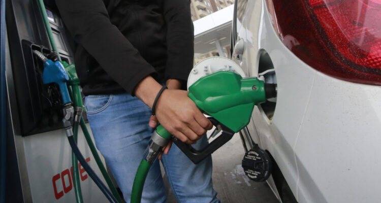 No paran de subir: bencinas y gasolinas aumentarán nuevamente 11,1 pesos esta semana