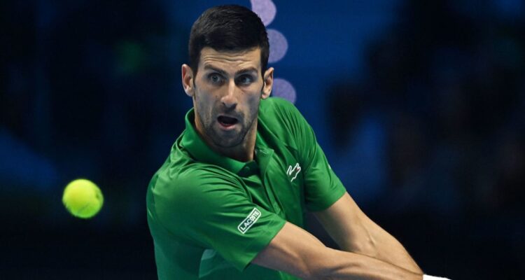 Novak Djokovic lució sus mejores tiros ante Tsitsipas en el ATP Finals.