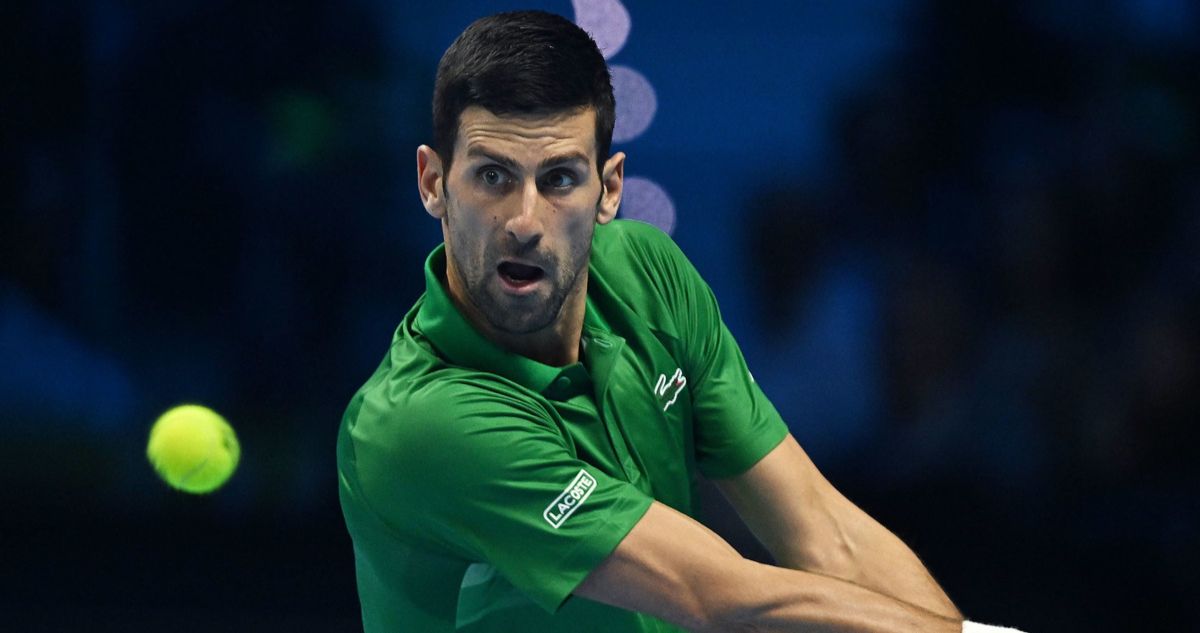 Novak Djokovic lució sus mejores tiros ante Tsitsipas en el ATP Finals.