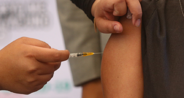 Covid-19: Expertos hacen llamado a evaluar “nuevo plan de vacunación” por aumento de casos