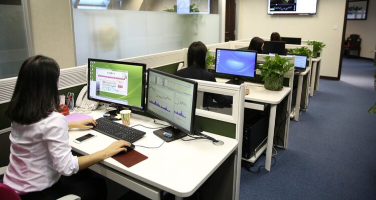 Carga laboral, violencia y más: Suseso comunica nueva encuesta sobre riesgo psicosocial en trabajos