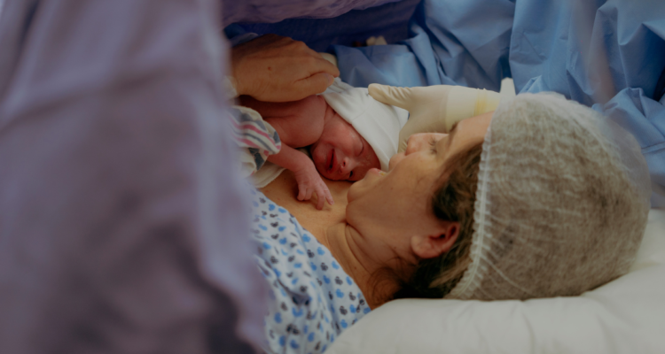 Bebé recién nacido junto a su mamá. OMS actualiza directrices de apego en bebés prematuros