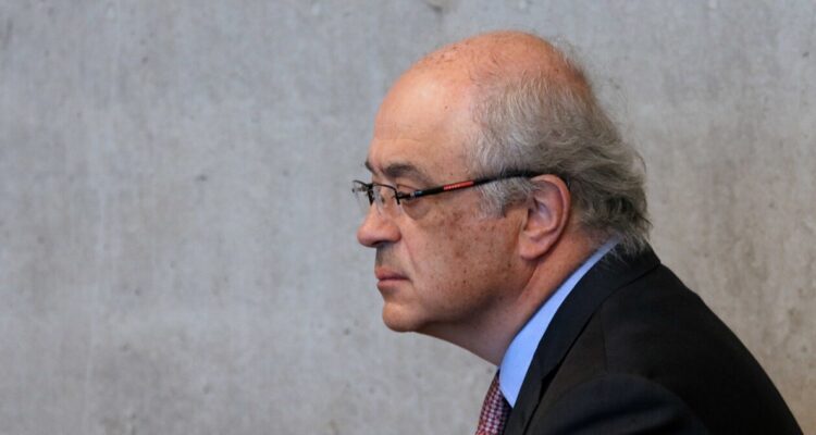 Oncólogo Manuel Álvarez abre agenda de telemedicina tras prohibición de entrar a Clínica Las Condes