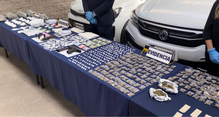 Tras el procedimiento policial se logró la incautación de armas y drogas.