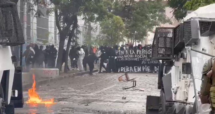 Overoles blancos protagonizan lanzamiento de al menos 30 molotovs afuera del Liceo de Aplicación