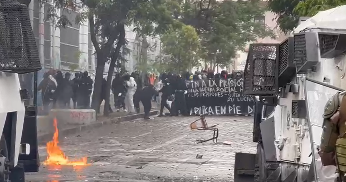 Overoles blancos protagonizan lanzamiento de al menos 30 molotovs afuera del Liceo de Aplicación