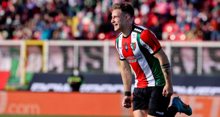 Bruno Barticciotto celebrando la compra de su pase.