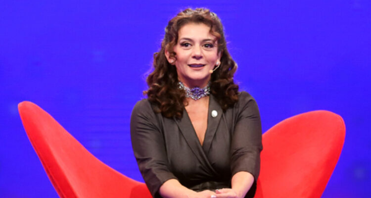 La humorista Paola Troncoso sonríe mientras mira hacia un punto a su izquierda. La cómica realizó una dura crítica a su exprograma Morandé con Compañía.