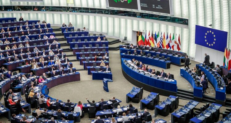 Fotografía de archivo de los eurodiputados durante una votación en el Parlamento Europeo en Estrasburgo, Francia.