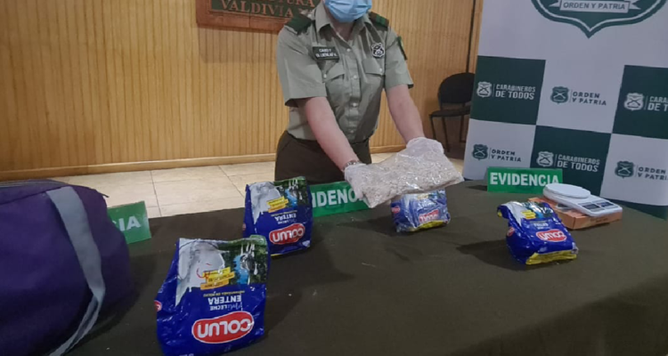 Pasta base dentro de envases de leche en polvo