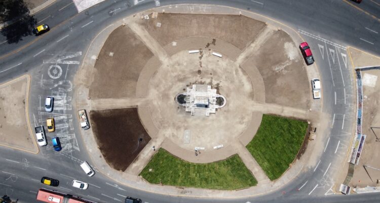 Vuelve el pasto a la Plaza Baquedano en medio de trabajos para su remodelación