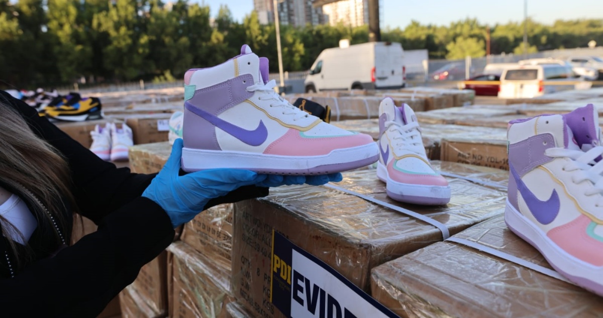 PDI incauta 3 mil millones en zapatillas falsificadas en Meiggs