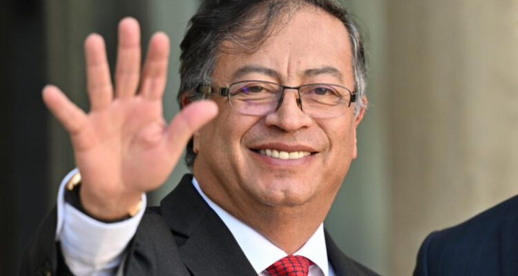 100 primeros días de Petro reforma tributaria, relaciones con Maduro y Paz Total en Colombia