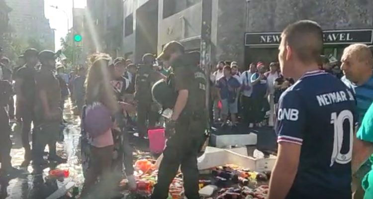 Sin detenidos terminó despeje de ambulantes en Plaza de Armas de Santiago tras hechos de violencia