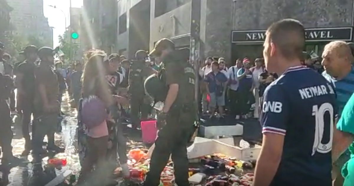 Sin detenidos terminó despeje de ambulantes en Plaza de Armas de Santiago tras hechos de violencia