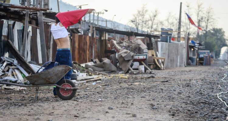 Casi 72 mil hogares en Chile viven en campamentos y en Los Lagos aumentaron esos asentamientos