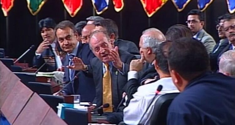 Fotografía de archivo fechada el 10 de noviembre de 2007 y cedida por IBERCHILE donde aparece el entonces rey de España Juan Carlos I mientras le dice “¿Por qué no te callas?” al entonces presidente de Venezuela, Hugo Chávez.