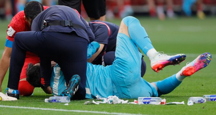 Portero de Irán recibió emotivo gesto de su capitán.