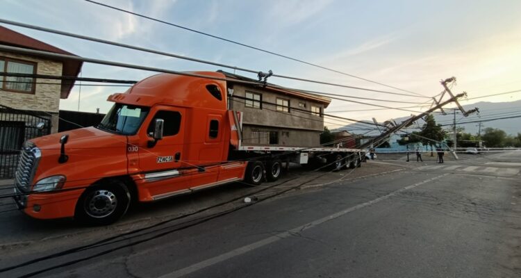 Corte de luz por camión que tumbó 12 postes en San Joaquín se extenderá por varias horas más