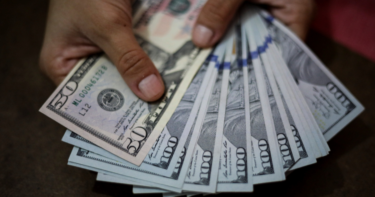 Precio del dólar en Chile finaliza noviembre bajo los $900 pero se mantiene alerta a China y EEUU