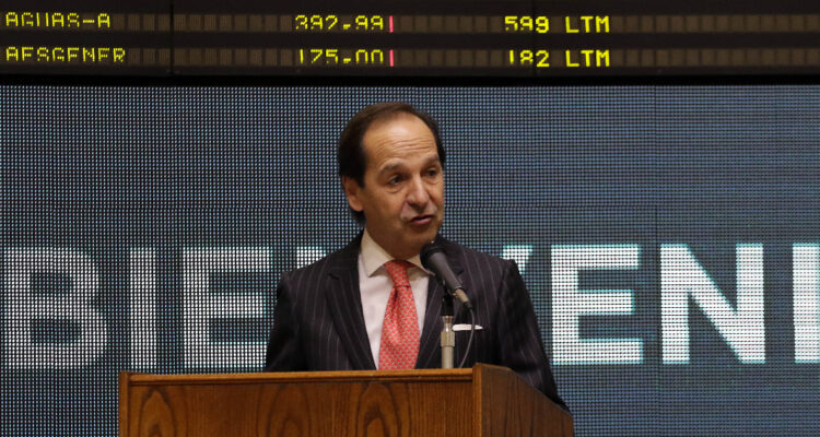 Presidente de Bolsa de Santiago defiende las AFP: “El problema es que la gente no cotiza”
