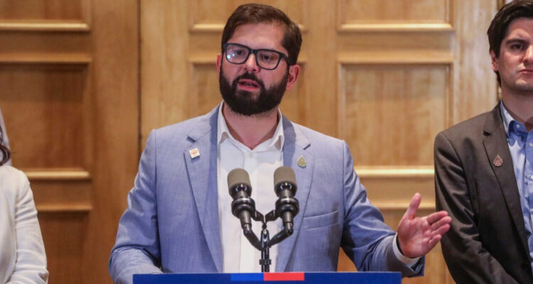 Boric apoya a Ministra de España tras ataque de diputada de extrema derecha