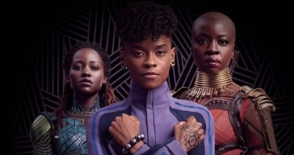 Danai Gurira, Lupita Nyong’o y Danai Gurira posando con sus personajes de Wakanda Forever. Dos de estas protagonizan la escena post créditos de la película.