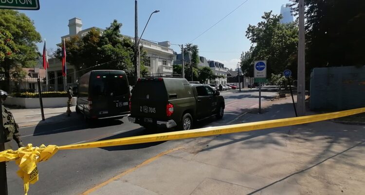 GOPE de Carabineros trabaja en hallazgo de artefacto sospechoso dentro de vehículo en Providencia