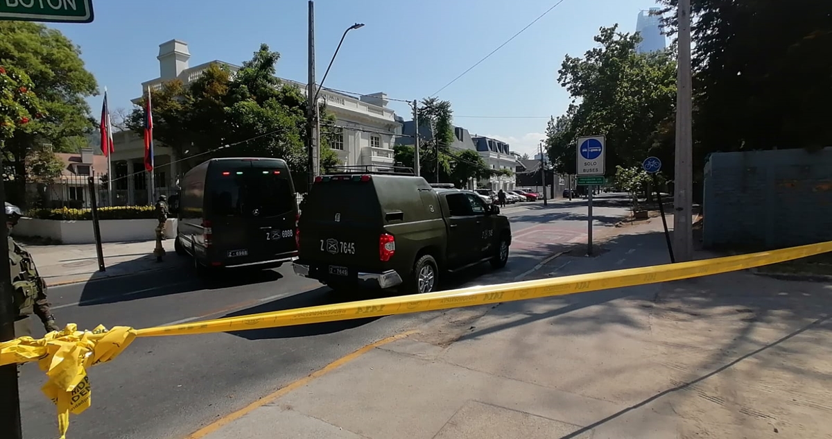 GOPE de Carabineros trabaja en hallazgo de artefacto sospechoso dentro de vehículo en Providencia