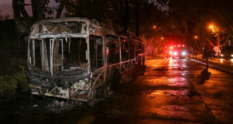 Queman bus del transporte público capitalino tras incidentes en el exterior de la UMCE