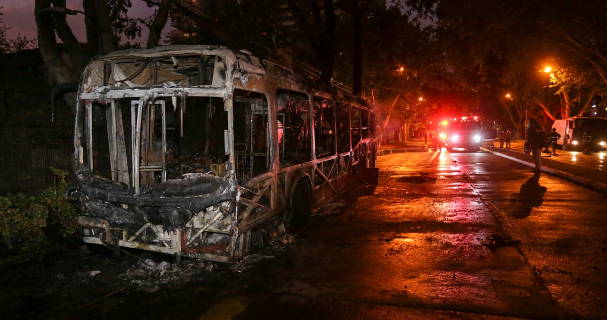 Queman bus del transporte público capitalino tras incidentes en el exterior de la UMCE
