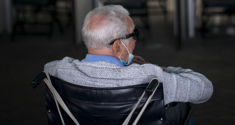 Familia se querella contra cuidadora de adulto mayor en San Antonio