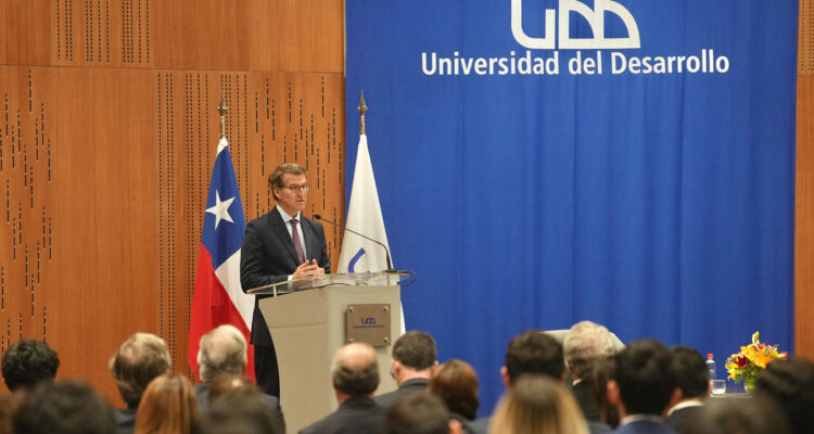 Líder de la oposición española asegura que si fuera chileno habría votado Rechazo