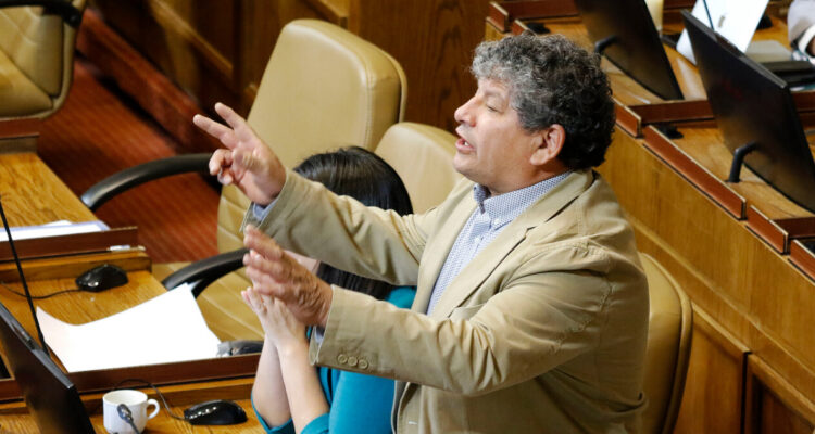 Bancada del PPD expulsa a diputado Alinco tras polémica en la Sala