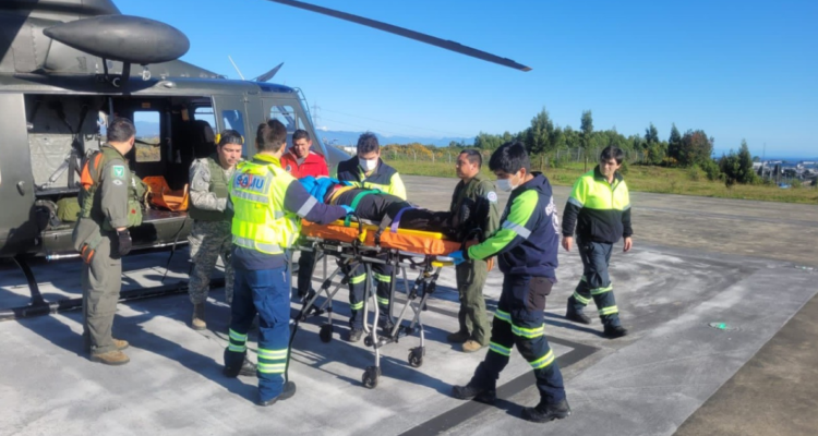 Rescatan a padre e hijo desde volcán Osorno