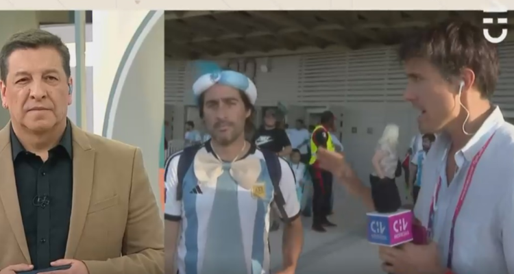 Roberto Cox e hinchas argentinos