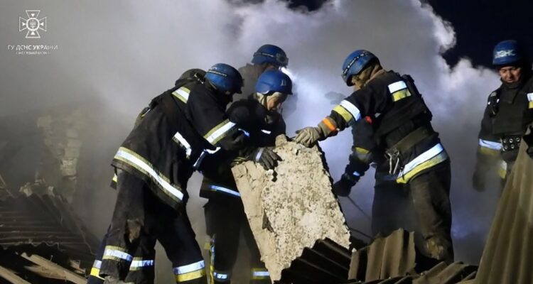Rescatistas buscan sobrevivientes en la maternidad bombardeada.