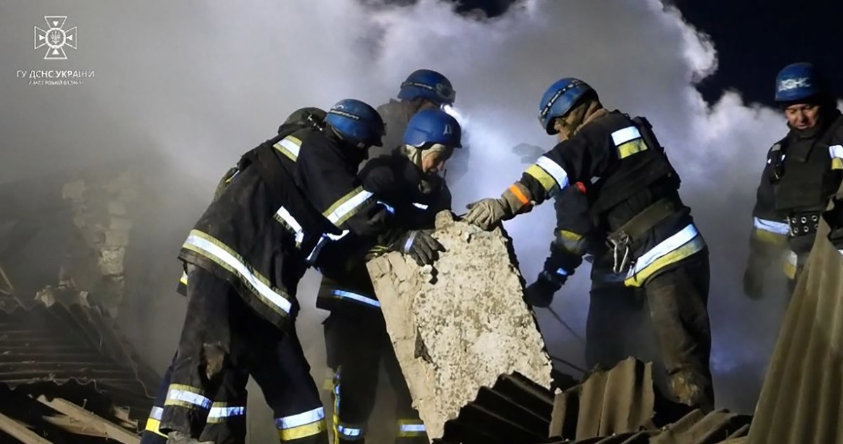 Rescatistas buscan sobrevivientes en la maternidad bombardeada.
